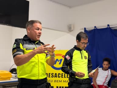 Imagem referente à notícia Dia do Estudante é marcado por ação da comissão de educação para o trânsito com alunos da EJA