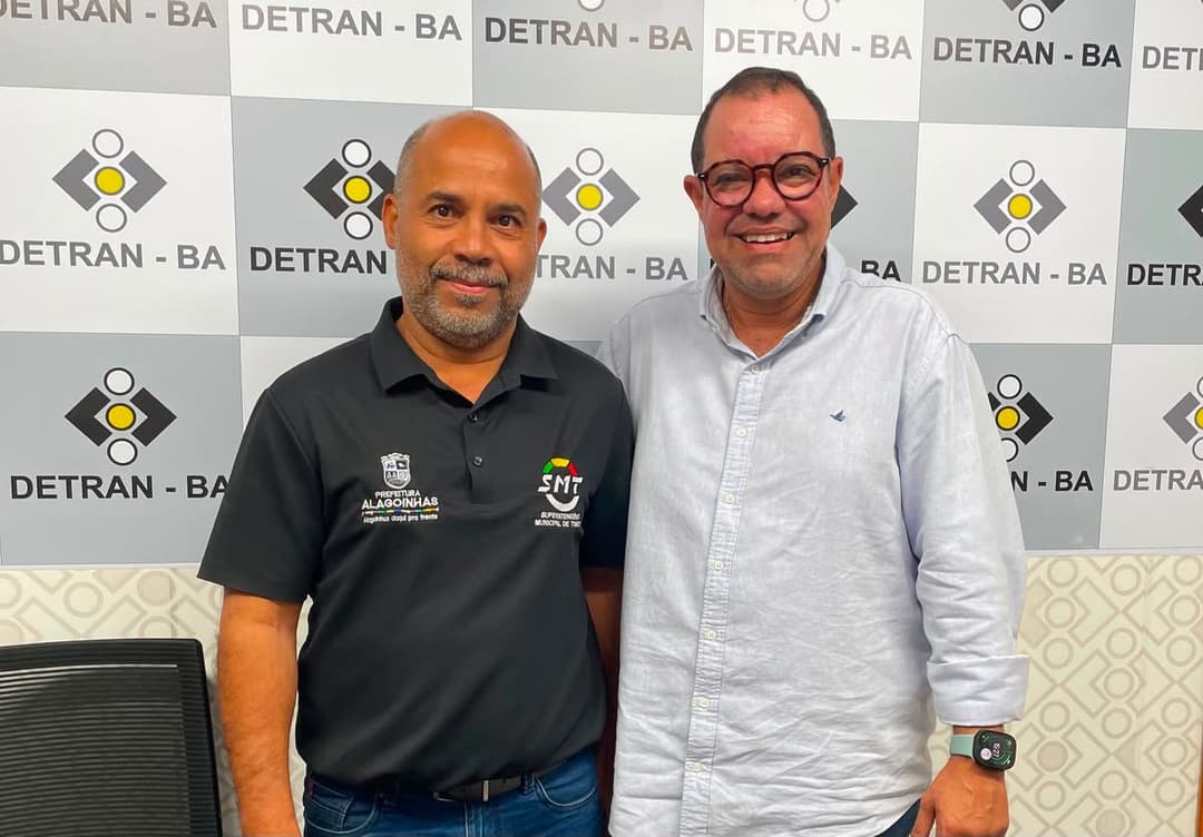 Foto/Divulgação: superintendente da Superintendência Municipal de Trânsito (SMT) de Alagoinhas, Pedro Sobral, e o diretor-geral do Detran Bahia, Max Adolfo Passos Mendes.