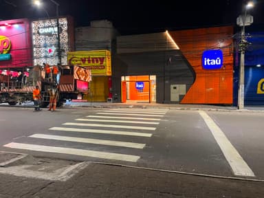 Imagem referente à notícia SMT realiza requalificação da sinalização horizontal no Centro e reforça a segurança viária 