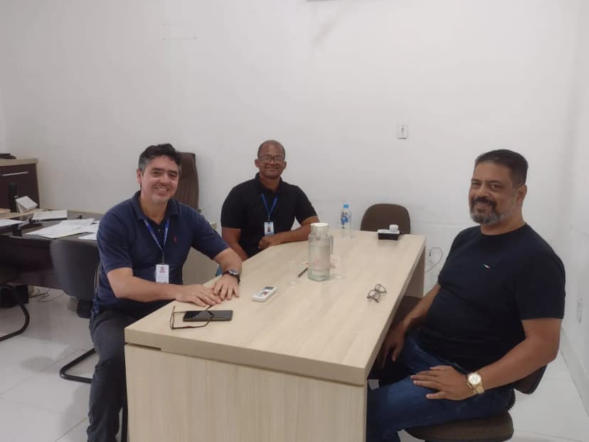 A mesa o Superintendente e dois integrantes do Conselho Estadual de Trânsito da Bahia.