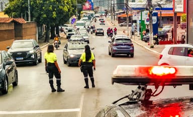 Imagem referente à notícia SMT orienta tráfego de veículos em vias mais movimentadas de Alagoinhas