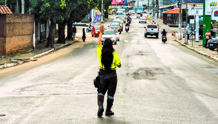 Imagem referente à notícia SMT orienta tráfego de veículos em vias mais movimentadas de Alagoinhas