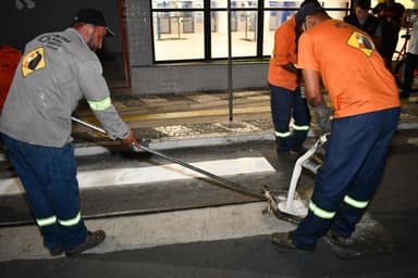 Imagem referente à notícia SMT realiza pintura de faixas de pedestres para requalificar sinalização no Centro de Alagoinhas