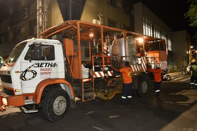 Imagem referente à notícia SMT realiza pintura de faixas de pedestres para requalificar sinalização no Centro de Alagoinhas