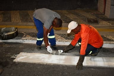 Imagem referente à notícia SMT realiza pintura de faixas de pedestres para requalificar sinalização no Centro de Alagoinhas