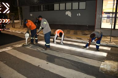 Imagem referente à notícia SMT realiza pintura de faixas de pedestres para requalificar sinalização no Centro de Alagoinhas