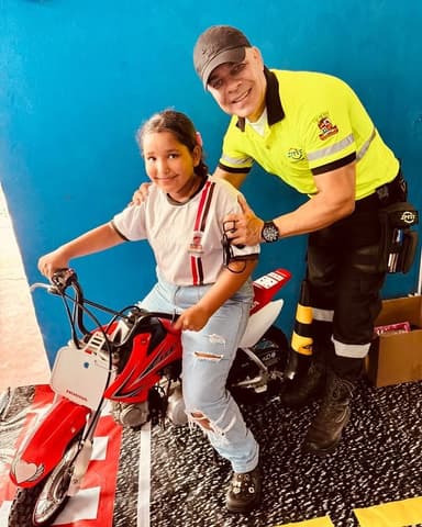 Imagem referente à notícia Formando Cidadãos Responsáveis: SMT Realiza Ação do Maio Amarelo na Escola Jardim Petrolar