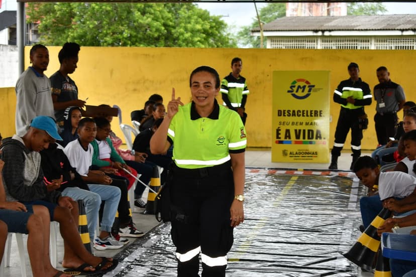 Imagem referente à notícia Maio Amarelo 2025: SMT leva educação para o trânsito ao Colégio Municipal de Alagoinhas